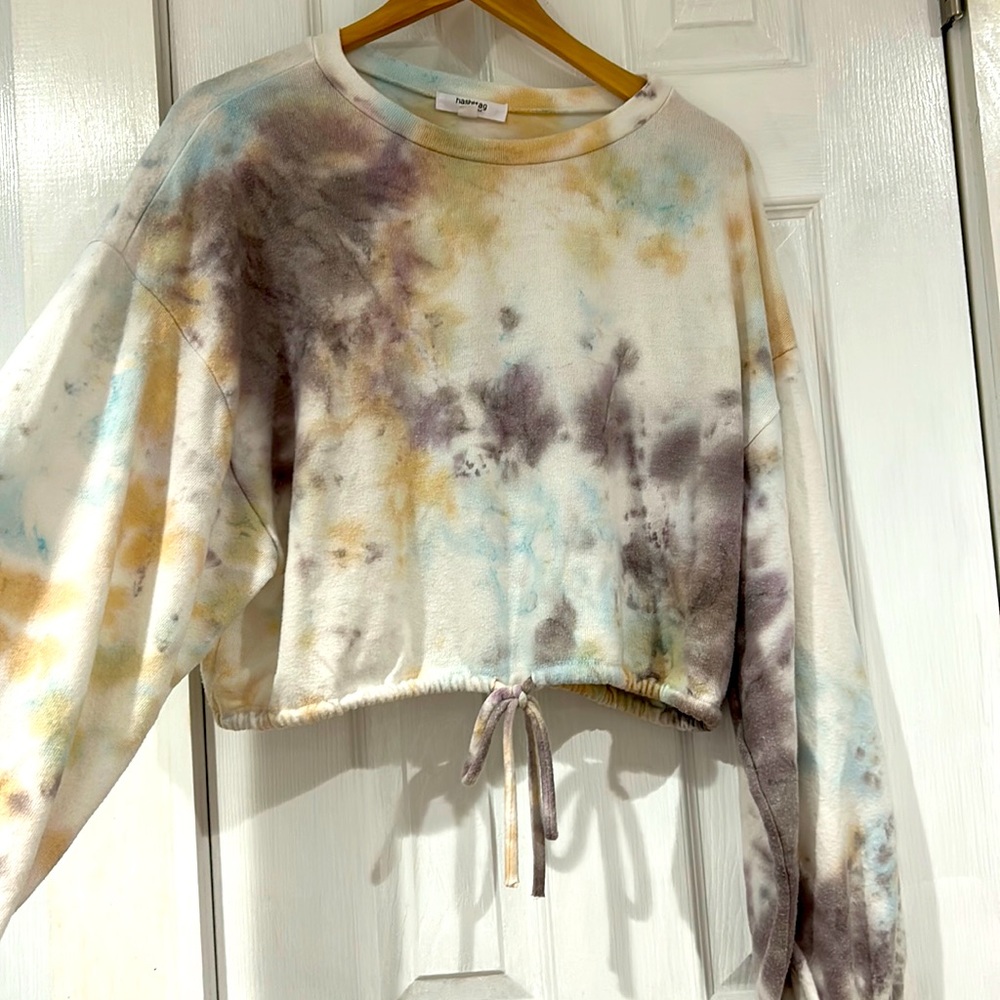 Cropped long sleeve tie-dye